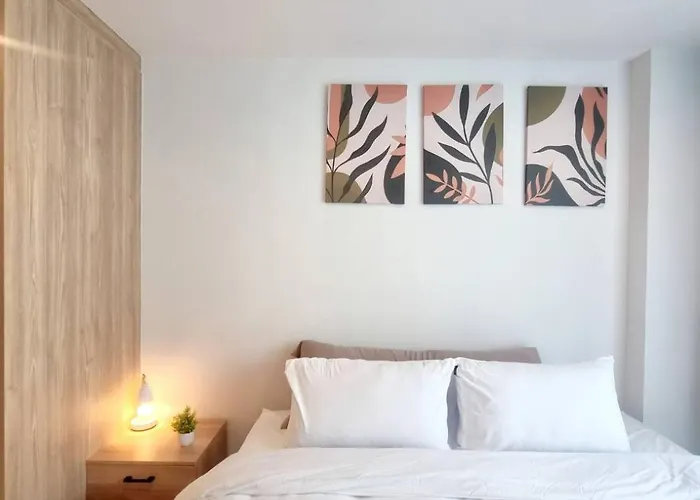 Apartment 1 ห้องนอน ใกล้บีทีเอสอ่อนนุช สายสีเขียว ที่นอนking Size วิวสระว่ายน้ำ Bangkok